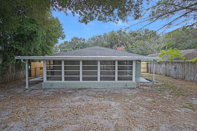 Building Photo - Private 2BR/1BA Duplex with Florida Room