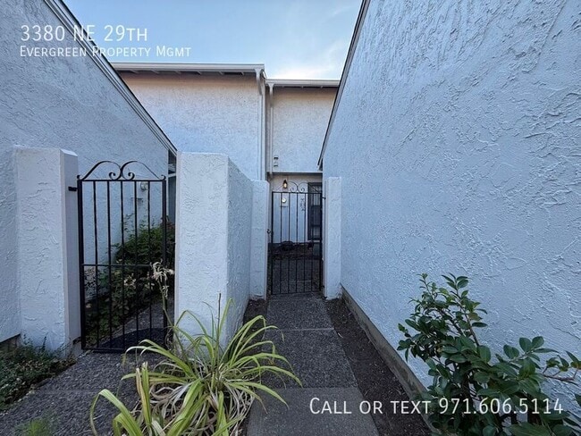 Building Photo - 3380 NE 29th St