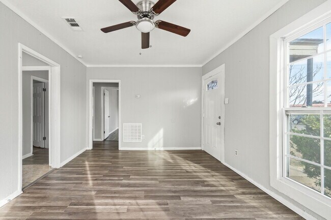 Building Photo - Cozy Home, Minutes from Texas Tech & Downt...
