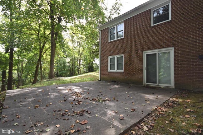 Building Photo - 204 W Locust St