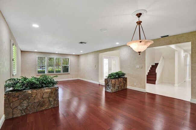 Building Photo - 2527 Lakes Dr