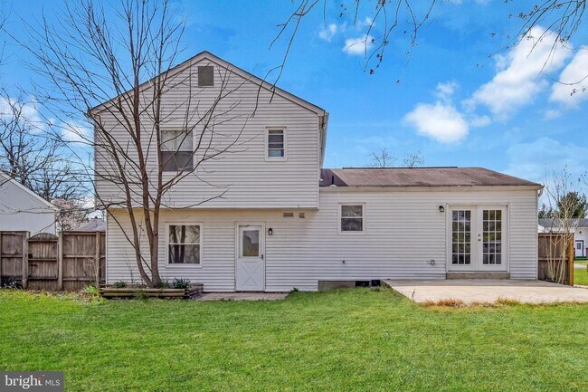 Building Photo - Beautifully renovated 3-bedroom, 2.5-bath detached home