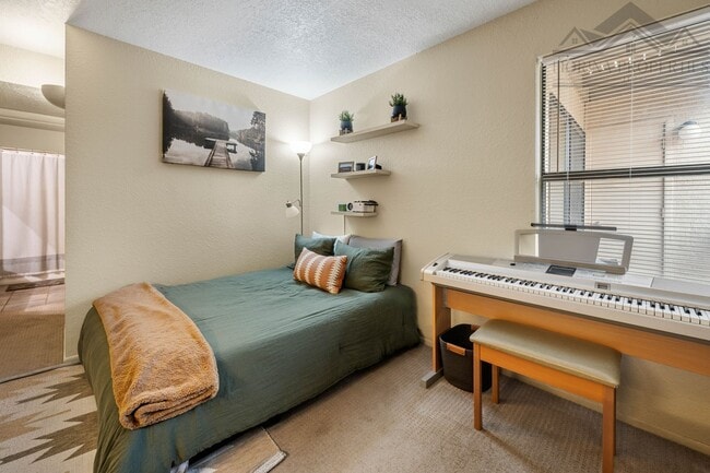 Building Photo - 1 MO. FREE RENT! UNFURNISHED Bright & Stylish Condo at The Reserve