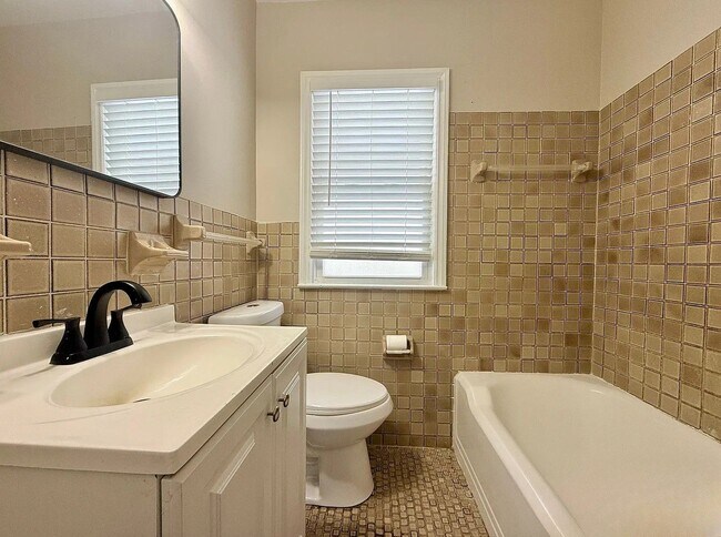 Building Photo - 4 Bedroom Home with Stainless Steel Appliances