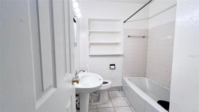 Building Photo - 2421 Laura Pl