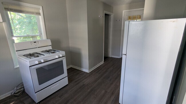 Building Photo - Spacious 4-bedroom, 2-bath home in Akron