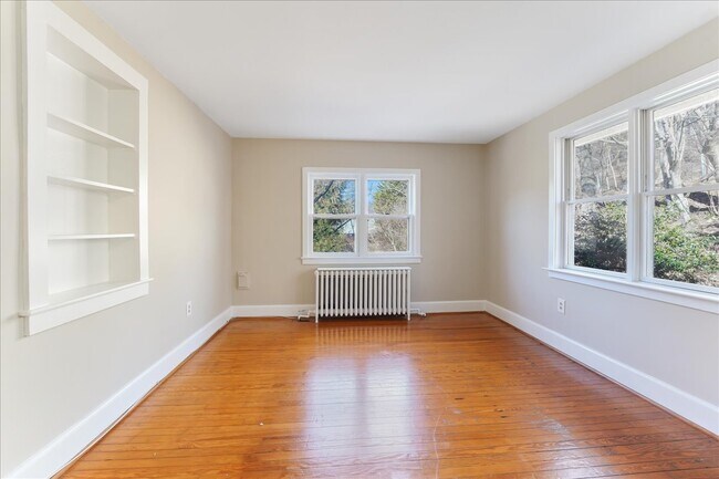 Building Photo - 825 Creek Rd