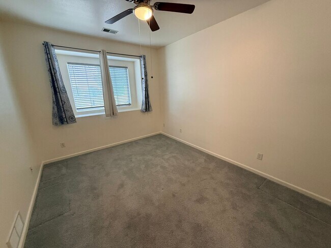 Building Photo - Updated 2-Bedroom Condo with Attached Garage and Pool Access