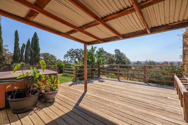 Building Photo - Beautiful Home w/ Panoramic Views!!  (Lake...