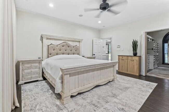 Building Photo - Peaceful and Luxury Living on 3+ Acres