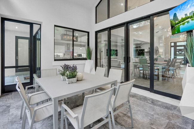 Building Photo - 5789 Hamilton Way