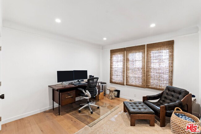 Building Photo - 502 N Sweetzer Ave