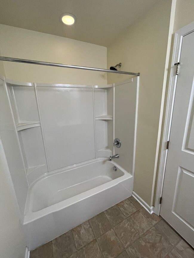 Building Photo - Gorgeous 3 BD/ 2.5 BA Townhouse Available ...