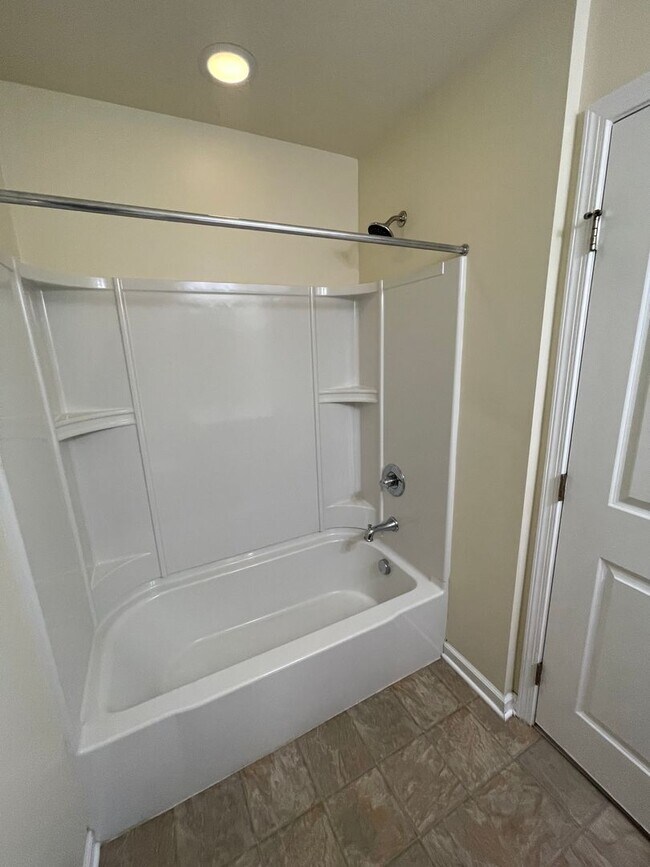 Building Photo - Gorgeous 3 BD/ 2.5 BA Townhouse Available in Wexford!