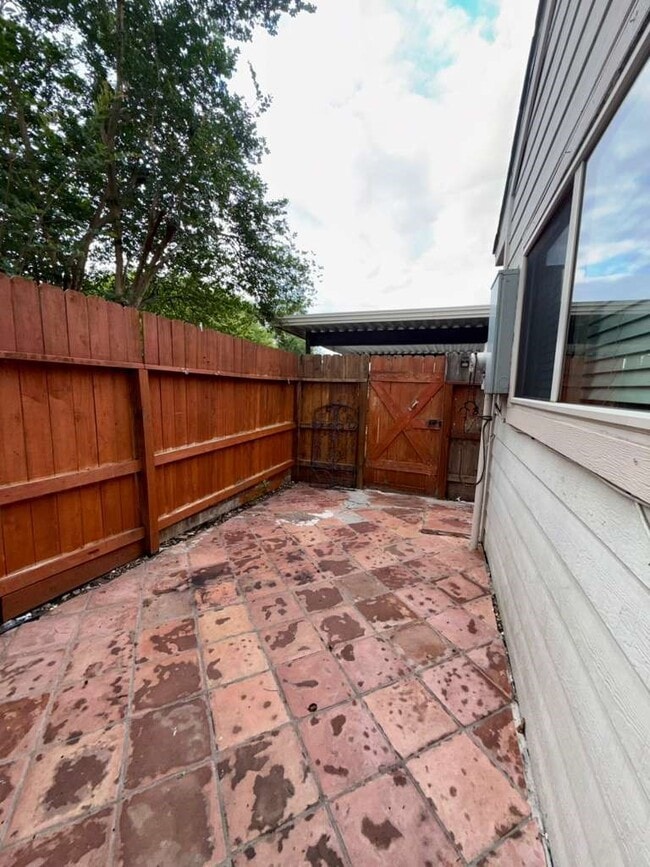 Building Photo - 9353 Westwood Village Dr