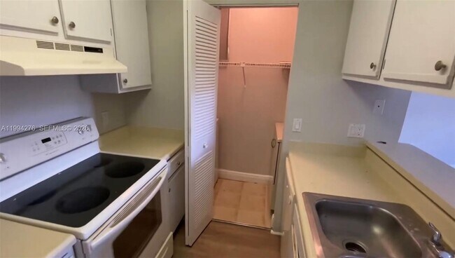 Building Photo - 1261 SW 46th Ave