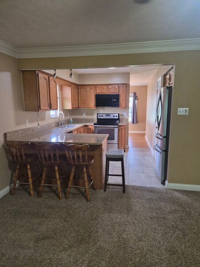 Building Photo - West Knoxville 37934 - 3 bedroom, 2.5 bath with a sunroom and 1-car garage - Call Lisa Vineyard 8...
