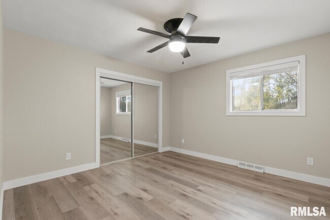 Building Photo - 1900 E Knox St