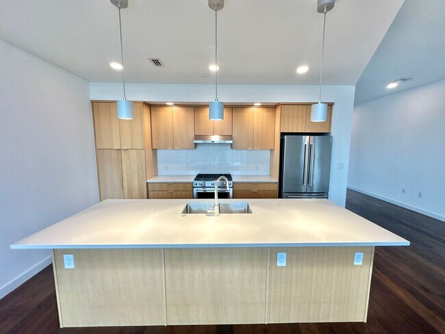Building Photo - Stunning One bedroom/One bath Condo Locate...