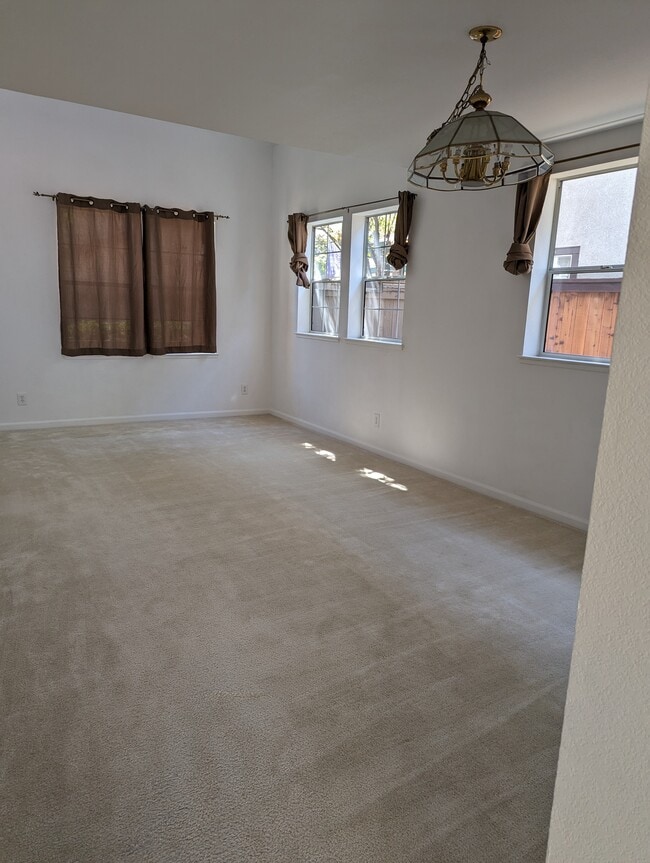 Building Photo - 5 Holtz Ct