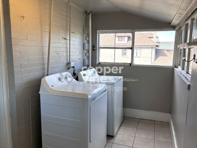 Building Photo - 146 Logan St