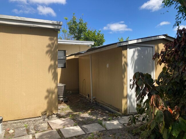 Building Photo - 3630 SW 46th Ave