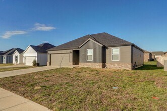 Building Photo - Modern 3 Bed / 2 Bath Home