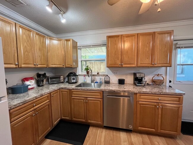 Building Photo - 1816 Weeks Ave