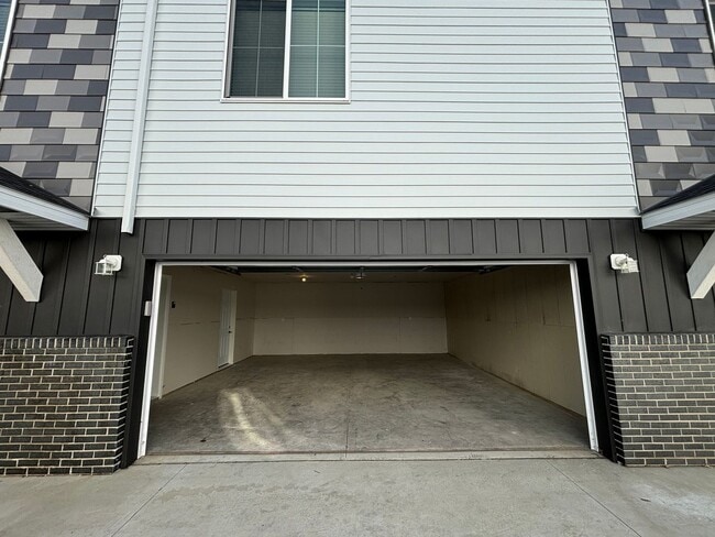 Building Photo - NEW CONSTRUCTION - 3 bed/2 bath townhomes