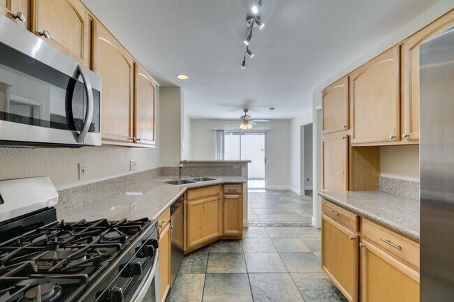 Building Photo - Modern 2 Bed, 2.5 Bath Henderson Townhome