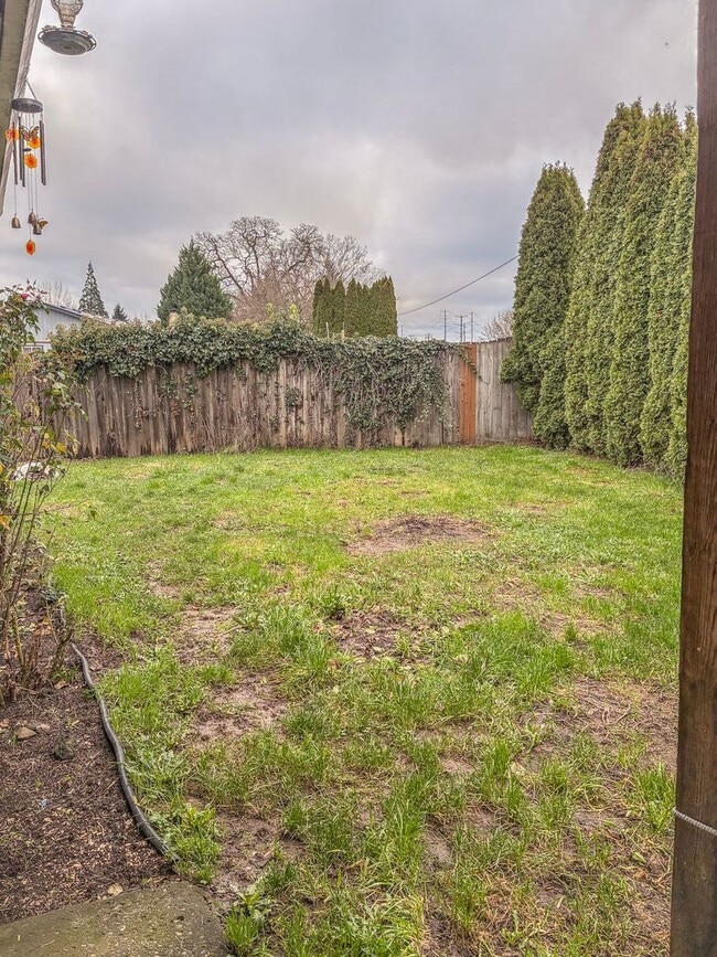 Building Photo - Hillsboro Duplex- 2 Bedroom 1 bathroom with fenced in yard available !