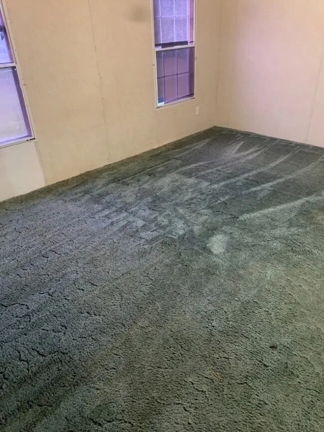 Building Photo - 3 Bedroom 2 Bedroom House