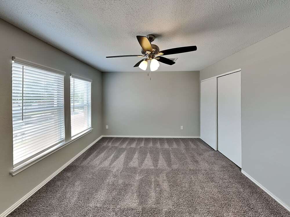 Building Photo - 12002 Peachtree Ln