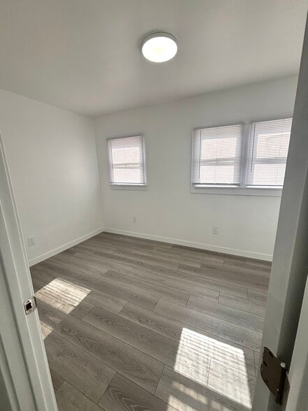 Building Photo - 1956 1/2 Park Grove Ave