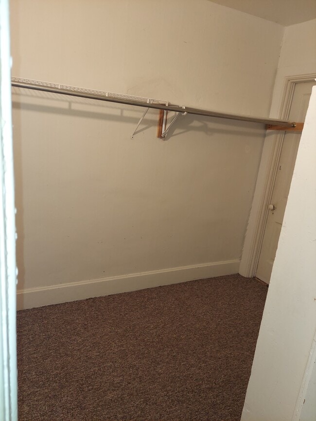 Walk I closet - 718 W Jackson St