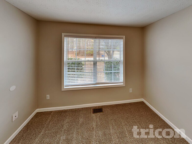 Building Photo - 66 Justin Dr