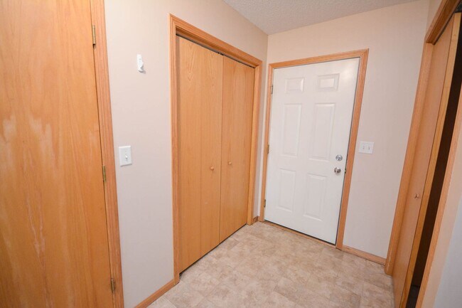 Building Photo - 2-story townhome in fantastic location!