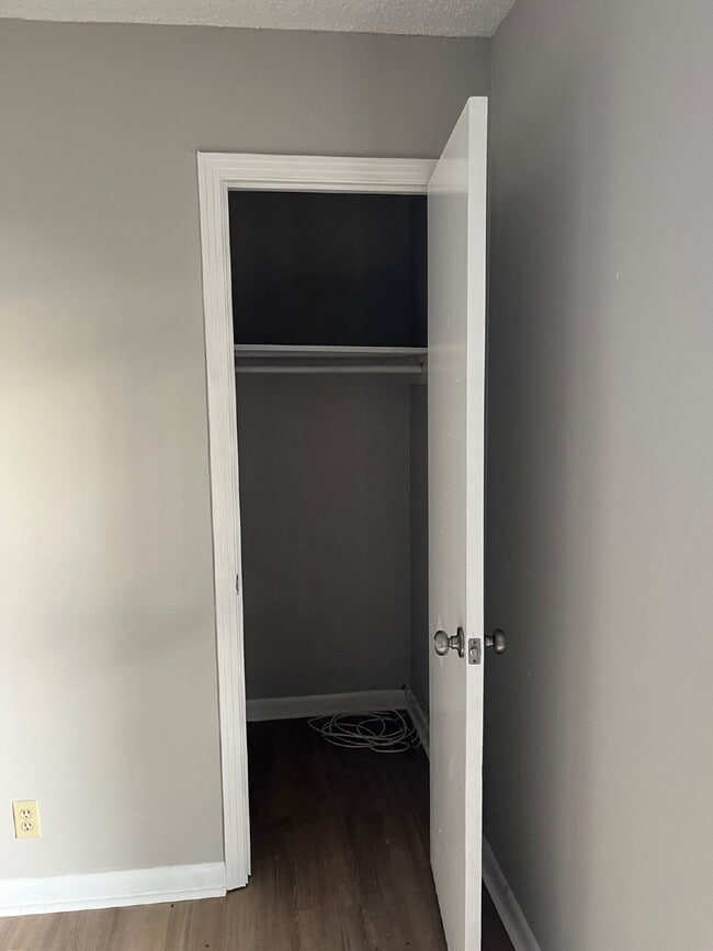 Building Photo - 2 Bedrooms 1 1/2 Baths Townhouse Minutes To Downtown Nashville, Tn ONE MONTH OF FREE RENT!