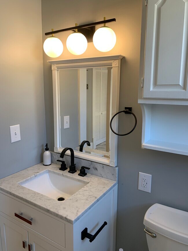 Building Photo - 400 E Washington St