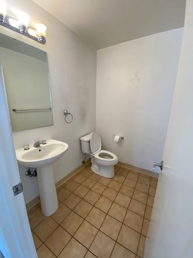 Building Photo - 3 bed, 2.5 bath, 2 car garage-single famil...
