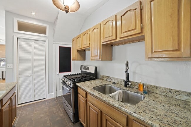 Building Photo - 1 Month Off! Available Now!  // 3bedroom 2.5 bathroom Condo// Trinidad//Private Parking Included