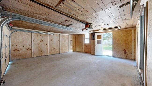 Building Photo - 3- Bedroom, 1- Bath Home with a 2 Car Gara...