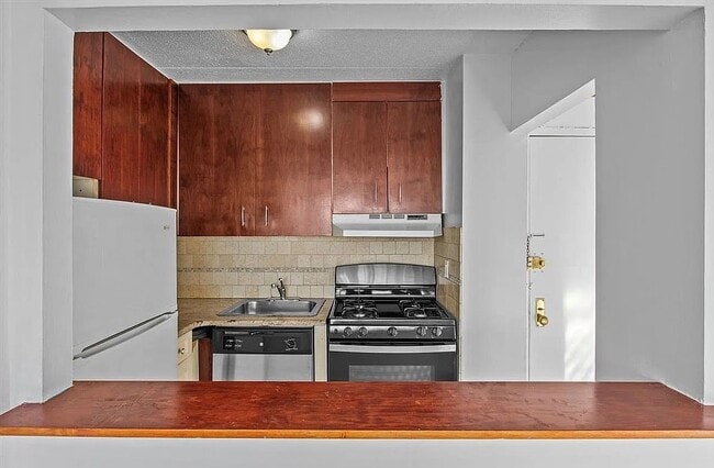 Building Photo - 23-22 30th Rd