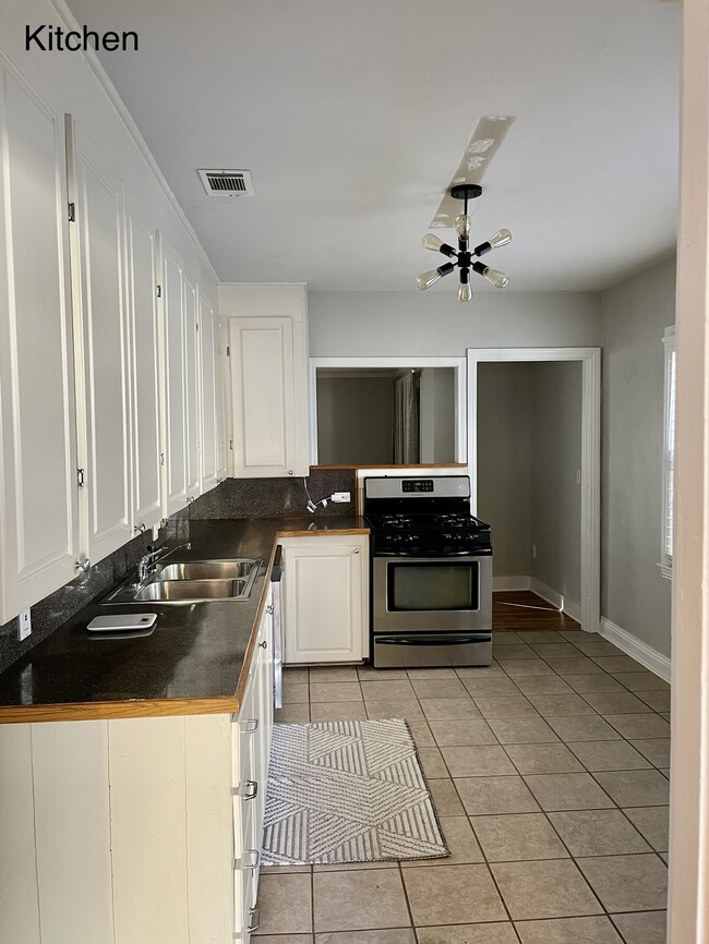 Building Photo - 520 Valmar St