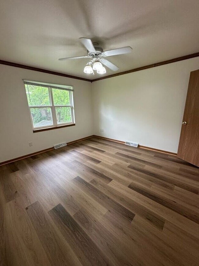 Building Photo - Ellis Avenue Duplex