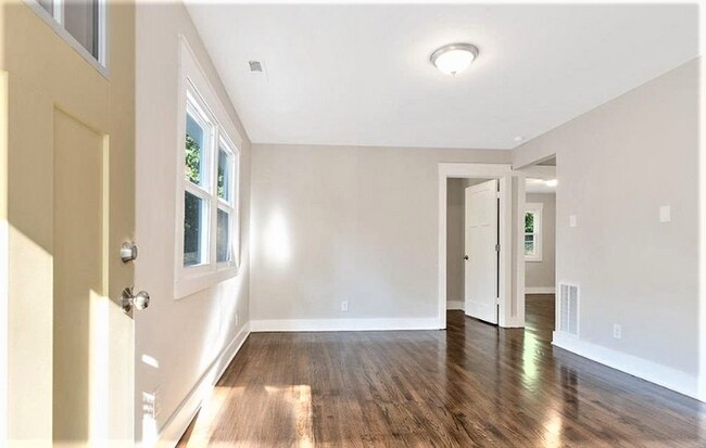 Building Photo - 116 N Hyde Park Ave