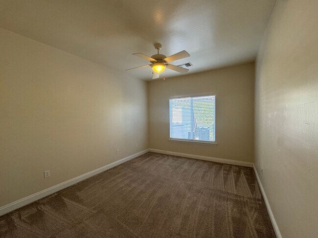 Building Photo - Executive Seven Oaks Grand Island MOVE IN ...