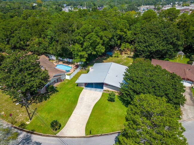 Building Photo - 3 Bedroom in the Heart of Niceville!
