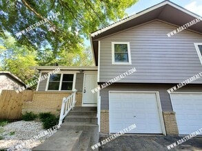 Building Photo - Very Nice 3 Bedroom/1 Bath Duplex in Olathe-Available in JULY!!!