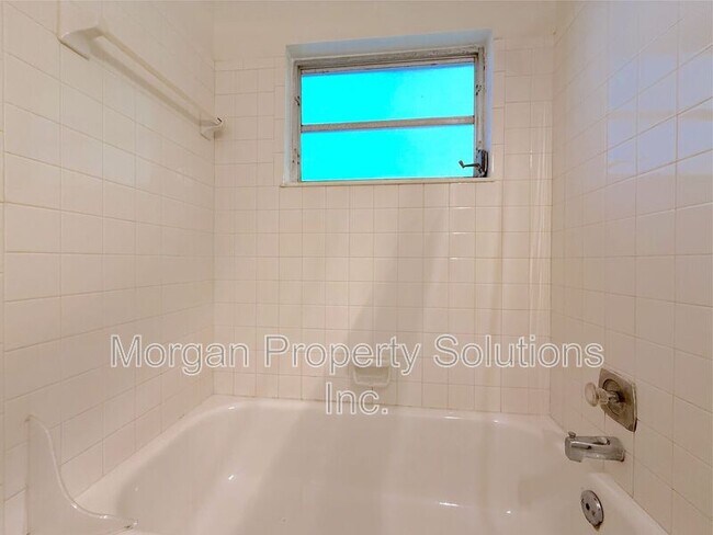 Building Photo - 1221 Poinsettia Ave